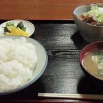 たけうち食堂 - もつ煮込定食（650円）