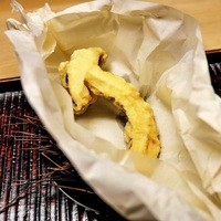 緒方 - 尺皿の松葉に隠されていたのは、和紙に包まれた松茸の一本揚げ。
