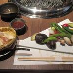 飛騨牛一頭家 馬喰一代 - 自家製ざる豆腐・スティックサラダ　H27.9月分