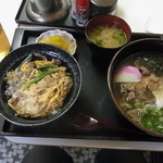 梅よし - 左が引き分け丼、右がホームランうどん