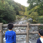 民宿　フィールドノート - 民宿アプローチの橋からは釣り人が！