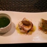 アルモニコ - アミューズは、左からヒラマサのジュレ、真蛸のテリーヌ、車海老のフリットです。