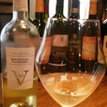 アルモニコ - 料理に合うワインをお任せしたところ、3種類のワインを1杯分のお値段で提供して頂きました(^^)v 1杯目は口当たりの良い白。