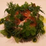 アルモニコ - カンパチのカルパッチョは、数種類の香草が添えられていました。相性も抜群です。