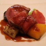 アルモニコ - イベリコ豚のフォンドボー。添えられた野菜は能登の農家からの仕入だそうですが、カボチャ｢恋するマロン｣を始め、甘味たっぷりの美味しい野菜でした。