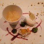 アルモニコ - デザートは、洋梨のジュレ、練乳のジェラート、栗のムースの3品。満足度の高い仕上がりです。添えられたピスタチオが香ばしくてたまりません～❤