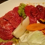 焼肉 赤牛 - 「カルビ、ロース、ハラミ盛り」のロース2種類