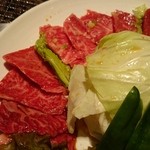 焼肉 赤牛 - 「カルビ、ロース、ハラミ盛り」のカルビ2種類