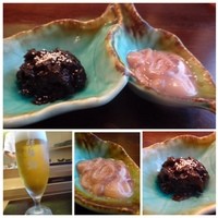 伊勢鮨 - 最初に「自家製烏賊の塩辛」と「クラゲ海苔」が出されますが、どちらも美味しい。
                中でも「イカの塩辛」は好みですね。