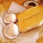 コメダ珈琲店 - モーニングサービスのトースト（バターorジャム付き）と温かい茹で玉子（写真は2人前）