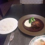 ハンバーグ 1800円（＋サービス料10％）外税 サラダBAR、ライス、ドリンク付