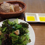 ル バー ラ ヴァン サンカンドゥ アザブ トウキョウ 横浜ベイクォーター店 - ランチセットのパンとサラダ