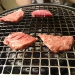 焼肉屋 かねちゃん 至粋亭 - 網の上のお肉たち