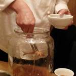 東京チャイニーズ 一凛 - 酔っぱらい海老その１３：こなれた手つきで取り出すシェフ