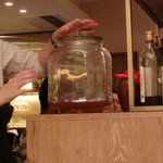 東京チャイニーズ 一凛 - 酔っぱらい海老そのいち：お店の方が紹興酒入りの瓶をもってくる