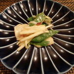 東京チャイニーズ 一凛 - つぶ貝、モロッコいんげんとキニラの炒め