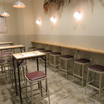 アンド ザ フリット - 内観