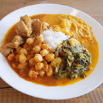 ヴェヌス サウス インディアン ダイニング - ランチビュッフェ(1000円) この日はヒヨコ豆、クミンチキン、ポテトともやしと豆、海老とほうれん草