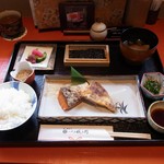 京の米料亭 八代目儀兵衛 - 季節の焼き魚二種盛りの銀しゃり御膳(1520円)
            