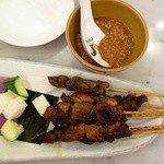 シンガポール海南鶏飯 - シンガポールサテー(鶏・豚)各3本　950円