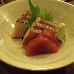 食堂 おがわ - よこわのトロの炙りと赤身。