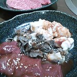 焼肉　啓 HIRO - 2015・9ホルモン3種。向こうはミスジ1080円