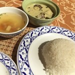 タワンタイ - ランチセットのカレートスープです。
      今日は豚肉のグリーンカレー。
      どれも美味しくいただきました*\(^o^)/*