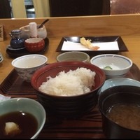 天ぷら 逢坂 - この辺りではちょっと高めのランチのせいか、周りにエグゼクティブなサラリーマンのみなさんに囲まれ、緊張感のあるランチ。でも、美味しいかった！