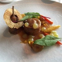 シグネチャー - フォアグラ入りの鶉 味も盛り付けも最高。