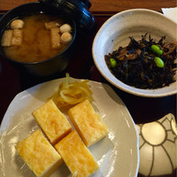 浅草むぎとろ 本店 - 副菜はヒジキの煮物と出汁巻き卵