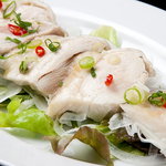 創作中国料理 勝 - 蒸し鶏　　味がしっかり付いて、ヘルシーな定番前菜です。