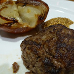 十勝の熟成和牛手ごねハンバーグ、玉ねぎ丸ごとロースト