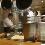 AU GAMIN DE TOKIO - カウンター席からの厨房の眺め