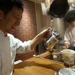 AU GAMIN DE TOKIO - かつお節に昆布だしをかけるスタッフ