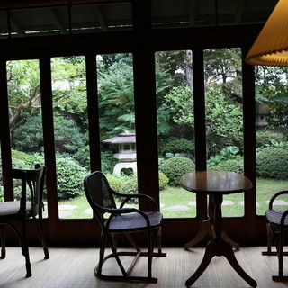 趣のある縁側で昭和時代の雰囲気を味わう
