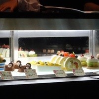 ダルマット 六本木ヒルズ店 - ショーケースに並ぶスイーツ