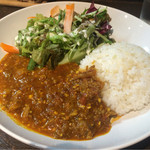 ポポペク - 本日のスペシャル 牛すじカレー マカデミアナッツ入り 880円