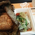 Cafe de Coral - 葉っぱでくるんだ御飯。レタスの炒めたの？付き。ミルクティー付き。