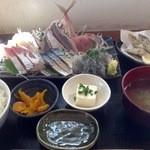 めしや　大磯港 - 刺身定食(真鰺姿造り・カンパチ・黒鯛・イナダ・〆鯖・生しらす・平子唐揚げ)