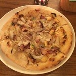 寄りみちバル CHILLAX - 自家製ベーコンと根菜のピザ