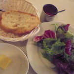 シアッカ - ランチメニューのパンとバターです。