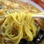 ラーメンランド - スープがよく絡む細麺！