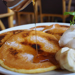 kiefel cafe dining - 料理写真:シブーストパンケーキ。
グラニュー糖で焼き上げてあり、外はサクッと中はしっとり。
パンケーキは3枚、4枚、5枚が選べますので、お腹と相談してみてもいいかも。