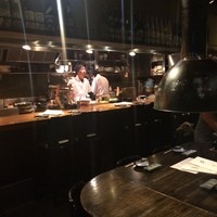 焼鶏あきら 中目黒本店 - オープンキッチン
