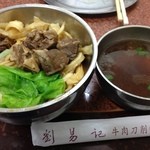 劉易記牛肉刀削麵  - 牛肉刀削拌麺(小)牛骨スープ付(90NT$≒360円)