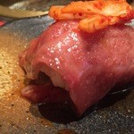 焼肉 いけや - 軽く焼いたお肉を卵とタレにくぐらせてご飯を包む。