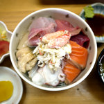食事処なぎさ - 海鮮丼（９００円）味噌汁とサラダも付きます。