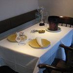 キッチンカフェフュメ - テーブル席には純白のクロスと面白い形のワイングラスが・・・