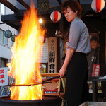 市場寿し 魚屋 - その他写真:藁焼きの実演や、体験もできますので
                    お気軽にスタッフにお声がけください。
