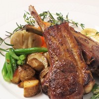 タスマニア産 骨付き仔羊背肉の瞬間燻製(2本)